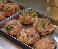 8人大家族ママが子どものために作る4人分の【つくね弁当】青ねぎがたっぷり入っておいしそう！ほうれん草にコーンを加えた副菜に愛を感じる