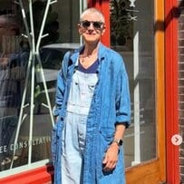 【海外マダム】オーバーオールを大人っぽく！ デニムコーデが爽やか