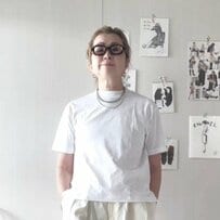 〈ユニクロ・GU・ZARA〉60代マダムがプチプラ“白Tシャツ”を比較　夏の着回しコーデが参考になる！「真似したい」「素敵な着回し」の声