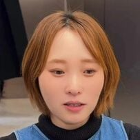 女性がプロの技でイメージチェンジ！ハイトーンマッシュショートで可愛く