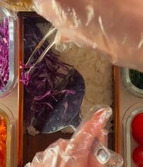 芸術作品のように美しい！母が高校生の娘に作る【そぼろとナムルののっけ弁】ヘラを使って色分けしたセンス抜群のお弁当にコメント続々！