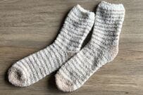 冬の床冷え対策に。ダイソー“ふわふわルームソックス”が想像以上に快適でした