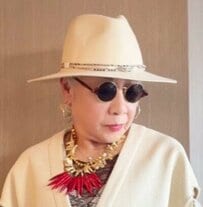 【72歳のおばあちゃん】ゴージャスな「パーティーコーデ」がおしゃれすぎる！「アウター脱いでも素敵！」と大反響