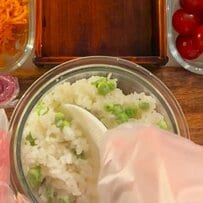 お弁当箱の中にお花が咲いた「母が高校生の娘に作る」アイデア満載のおかず　彩り抜群の【可愛いお弁当】が最高