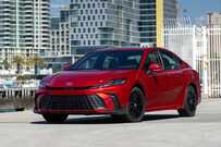 【2026年の自動車トピック】「カムリの復活はうれしすぎる！」米国からトヨタ車が逆輸入される？SNSでは期待と懸念の声「日本の道路や駐車場でも大丈夫なの？」