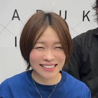 ショートヘア女性が「似合わせカット」をオーダーした結果……立体感のある〈美シルエットなスタイル〉で素敵に変身！