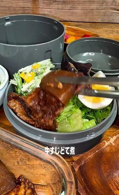 副菜の手前に、牛すじどて煮が盛られていくところ