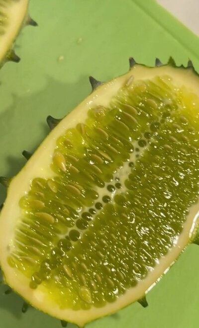 カットしたキワーノの断面