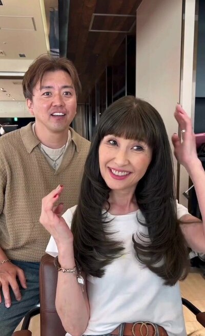 カラーとレイヤーで柔らかな動きが生まれた、アフターのロングヘア