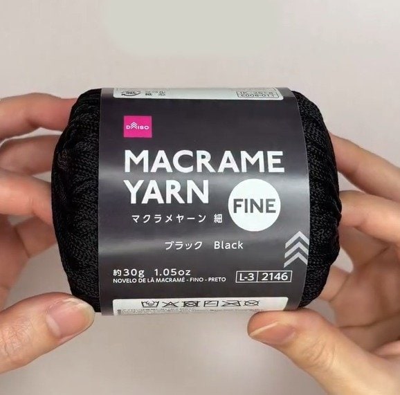 【100均】ダイソーの“マクラメヤーン”毛糸→かぎ針編みで大人の「巾着バッグ」に！夏服にマッチするお洒落な完成品に「とっても可愛い」の声