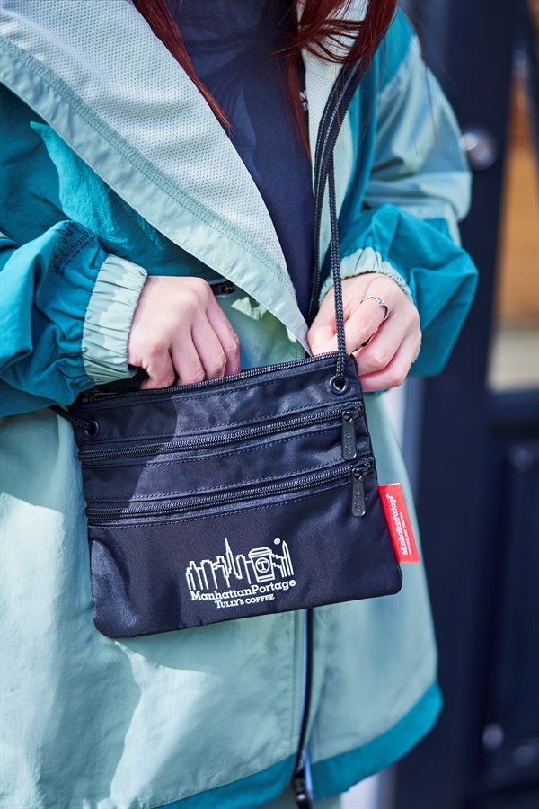 軽量のナイロン素材なので気軽に持ち運べます