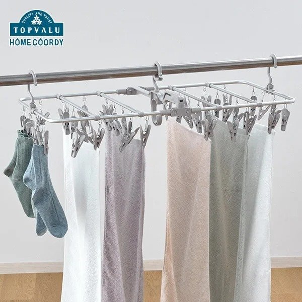 洗濯物を下に引っ張るだけで、ピンチが開いて簡単に取り込めます