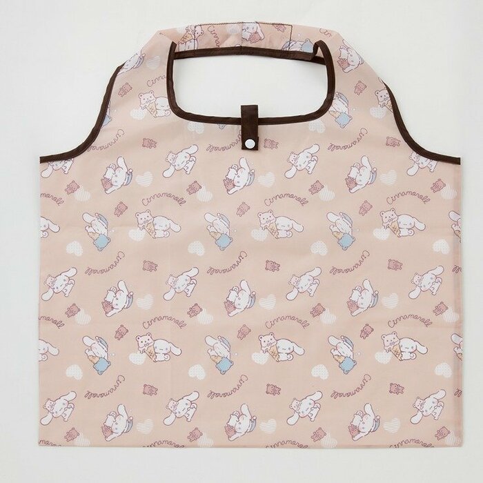 ベージュの生地にくまやアイスクリームと一緒のシナモロールがデザイン