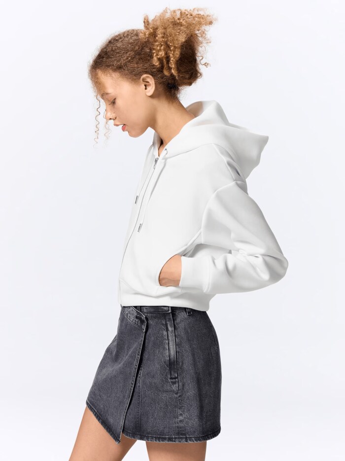 もたつかずにすっきり着られる点がポイント