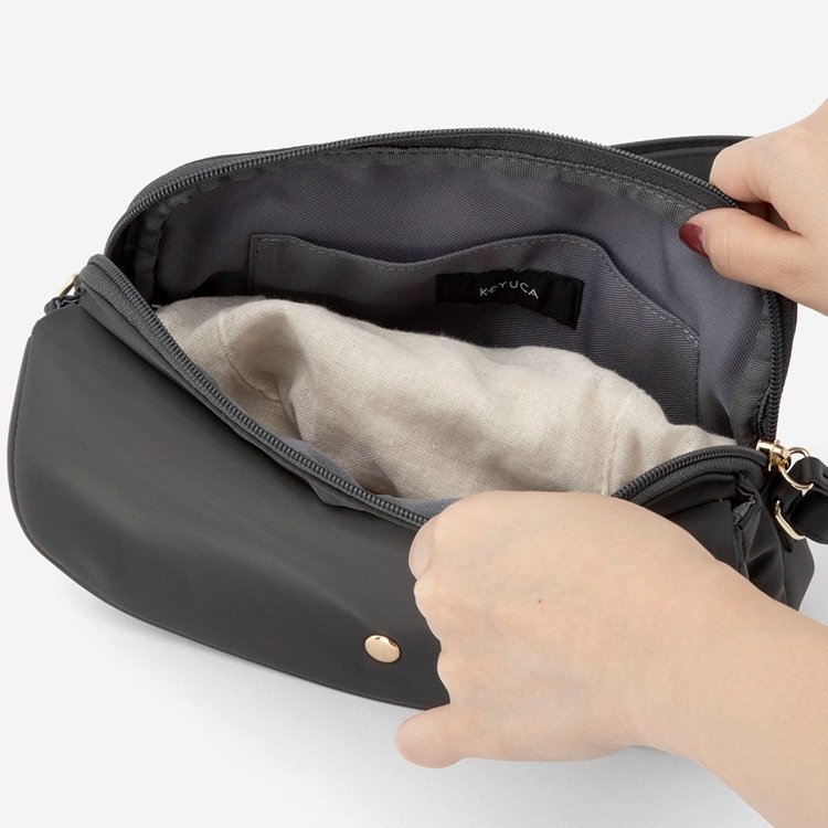 出所：KEYUCA公式　Ｎ撥水フラップショルダー 