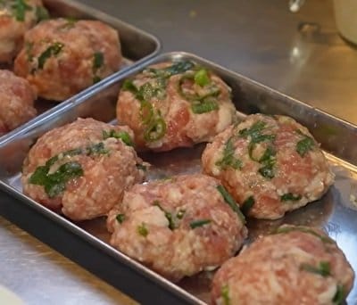 8人大家族ママが子どものために作る4人分の【つくね弁当】青ねぎがたっぷり入っておいしそう！ほうれん草にコーンを加えた副菜に愛を感じる