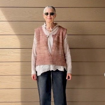 【海外マダム】手作りベストに赤い靴　個性が光る大人の秋コーデがたまらない
