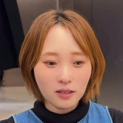 女性がプロの技でイメージチェンジ！ハイトーンマッシュショートで可愛く