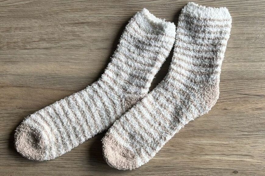 冬の床冷え対策に。ダイソー“ふわふわルームソックス”が想像以上に快適でした