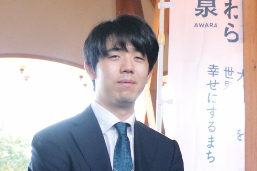 藤井聡太竜王「ずっと浸かっていたい」スーツ姿で足湯にホッと笑顔