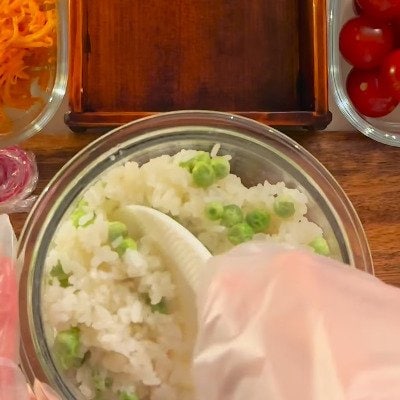 お弁当箱の中にお花が咲いた「母が高校生の娘に作る」アイデア満載のおかず　彩り抜群の【可愛いお弁当】が最高
