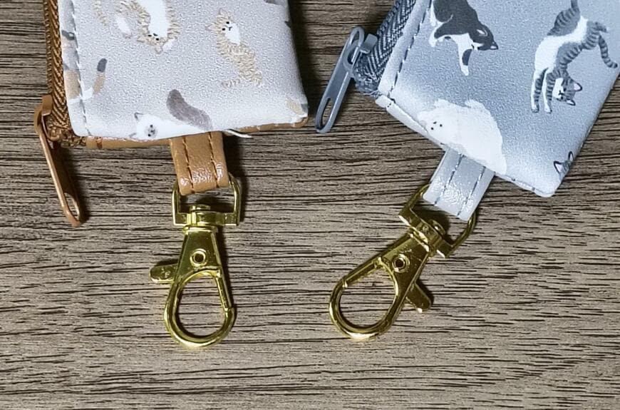 筆者撮影（セリア、合皮スリムコインケース フック付 ふんわりねこ柄）