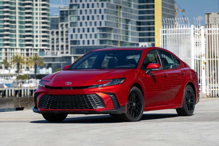 【2026年の自動車トピック】「カムリの復活はうれしすぎる！」米国からトヨタ車が逆輸入される？SNSでは期待と懸念の声「日本の道路や駐車場でも大丈夫なの？」