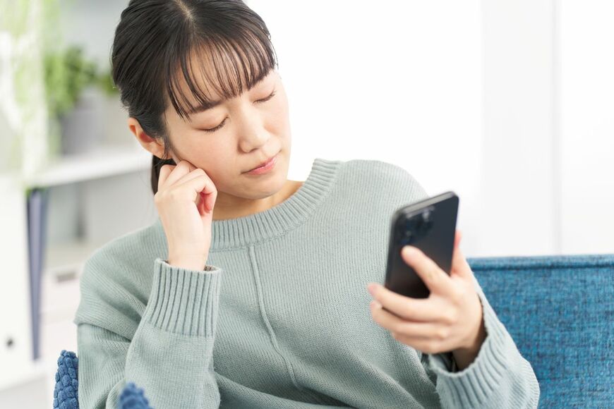 妹の電話中に祖母が出した「カンペ」　彼氏とのケンカへの的確すぎる助言に笑ってしまう