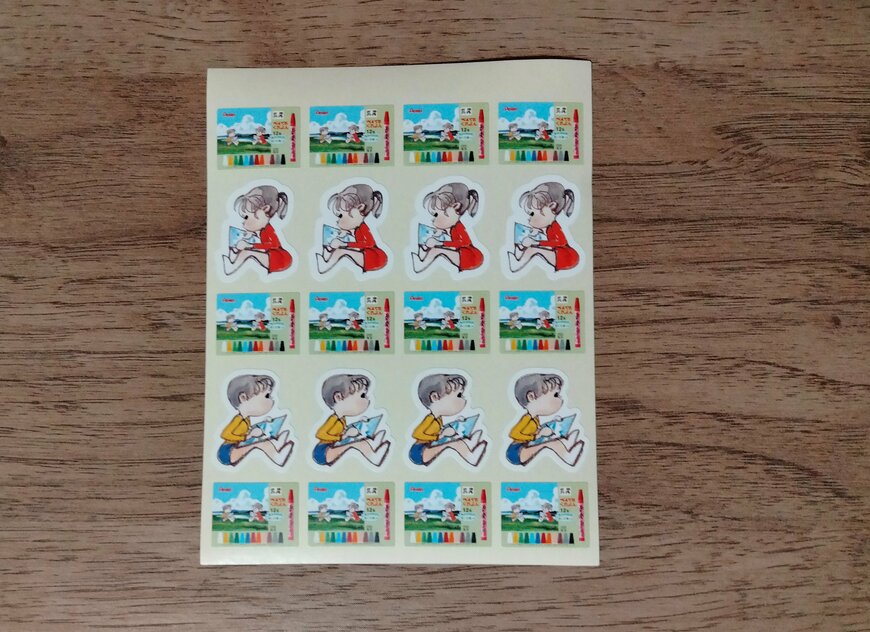 筆者撮影（ダイソー、ステッカー（ぺんてるくれよん柄））