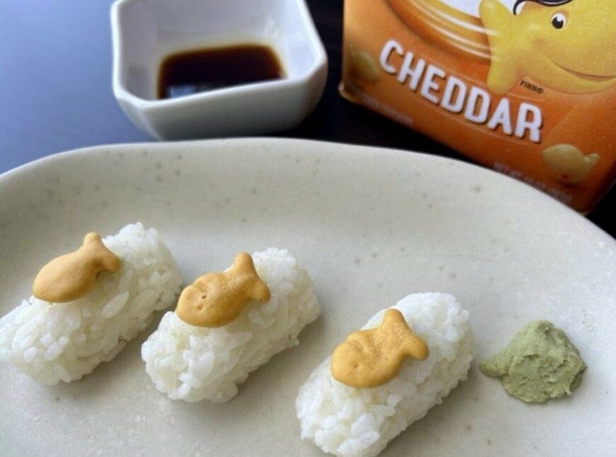 皿に並んだ寿司としょうゆ皿