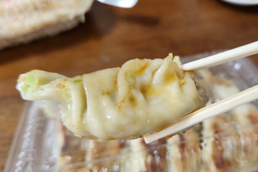餃子を食べる様子
