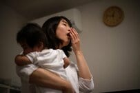 「これが1歳と0歳双子の寝かしつけ」　3人の子供を育てる母の姿に思わず感動「涙が出てきた…」