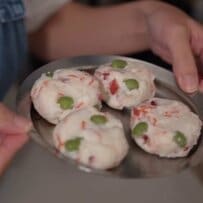 スリムなお弁当箱に詰める〈さつま揚げ弁当〉。しっとり柔らかくふわふわな出来立ての主役と、カラフルなおかずを合わせた彩り華やか弁当