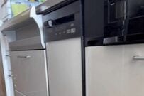 【やってみたい】キッチンのシンプルで「真っ白なキャビネット」が…　壁紙シートで「おしゃれな木目調」に変身