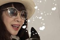 【69歳マダム】ふわふわ「セットアップコーデ」がかっこいい　「愛犬・ノビータくん」とのさりげない色合わせに「めっちゃ爽やか」