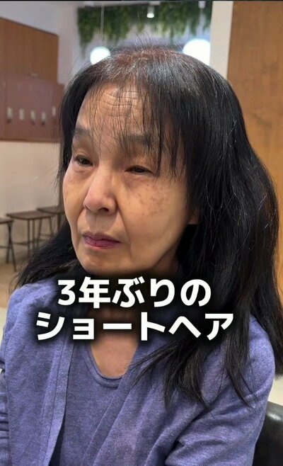 肩を越える長さの黒髪で、前髪を下ろした来店時の様子