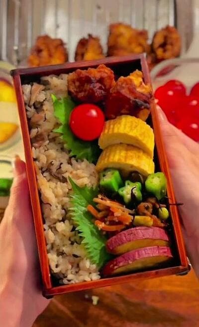 完成した炊き込みご飯と唐揚げ弁当
