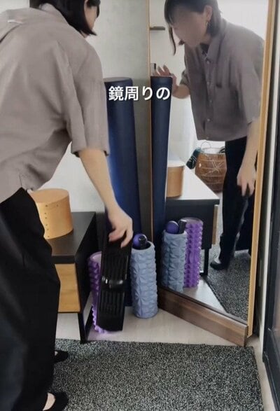 ビフォー：鏡横に荷物が無造作に置かれたデッドスペース