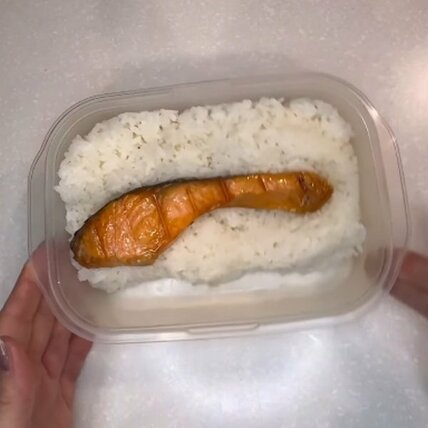 【夫弁当】鮭をどーん！色とりどりのおかずが詰まった〈タッパー弁当〉段差に詰めるワザも必見！