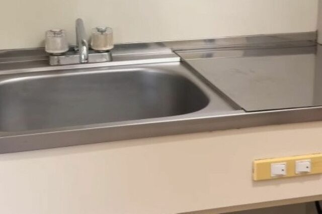 【築35年アパートDIY】「古くさかったキッチン」をタイル柄のおしゃれ空間に…　「見ているだけでワクワクします」