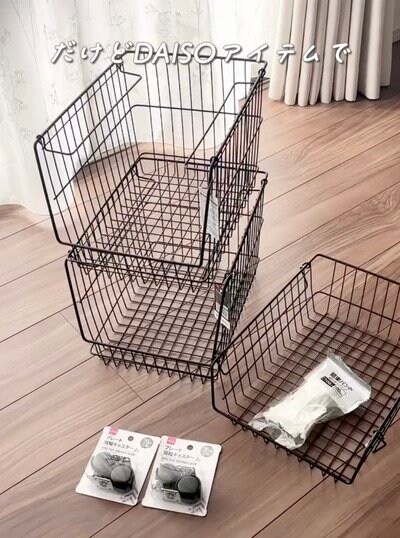 収納のデッドスペースを活用。【100均DIY】ダイソーのワイヤーバスケットを結束バンドで留めるだけ。重ねて簡単に作れる「3段収納ワゴン」の実用アイデア