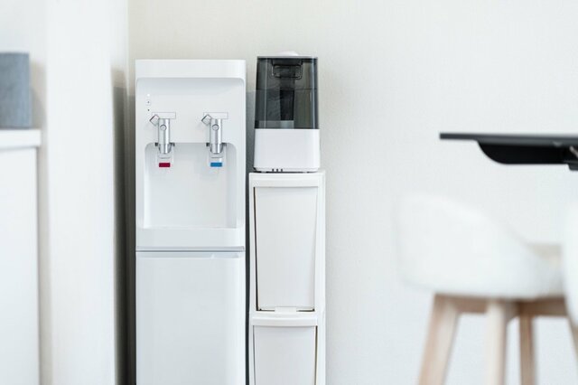 【新生活トラブル】「ウォーターサーバーの強引な勧誘も」電気・ガス以外の不要なサービスを勧誘されるトラブルが急増！だまされないためのポイントを解説