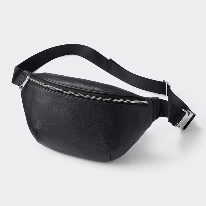 財布やスマホ、鍵など最低限のものが入るサイズ感