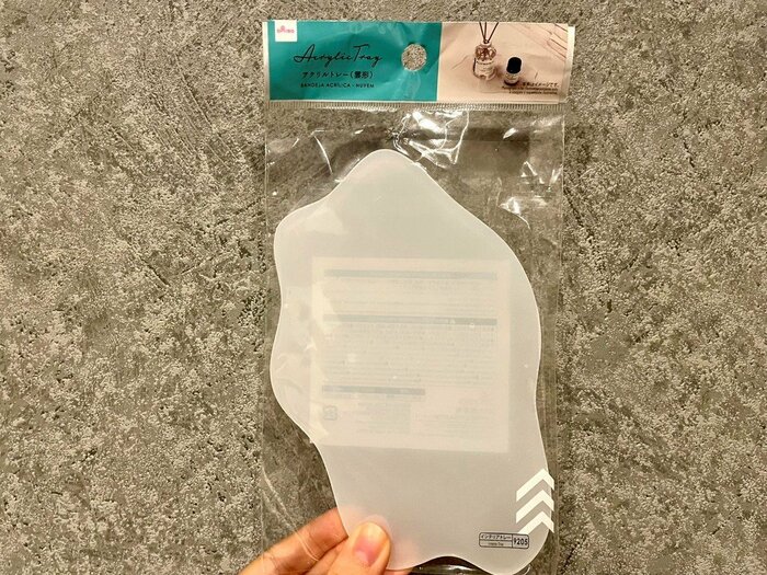 「アクリルトレー(雲形)」、税込110円