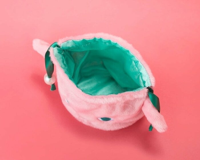 内側の生地とリボンには鮮やかなグリーンを採用