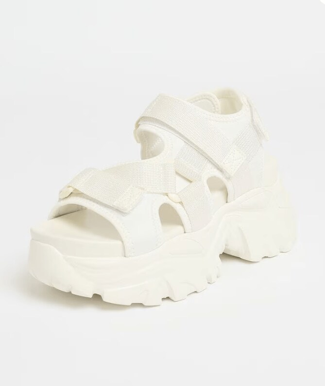 調節可能な3箇所のテープベルトでしっかりと足をホールド。