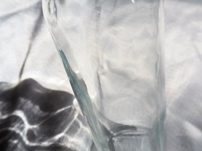 よく見てみると、表面が少し波打っているのがわかります