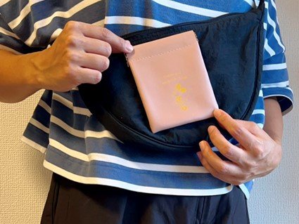 ショルダーバックに入れてみたイメージはこのような感じです