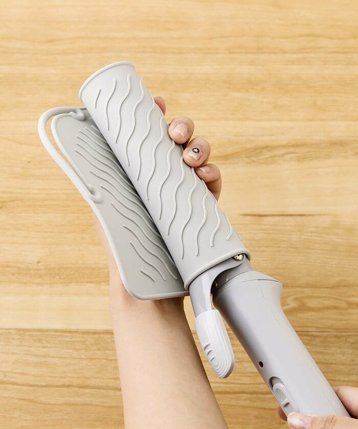 高温になるヘアアイロンを置いても洗面台やテーブルを傷める心配がありません