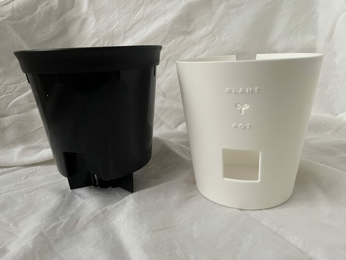 外側の白いケースの一小窓からも水やりが可能